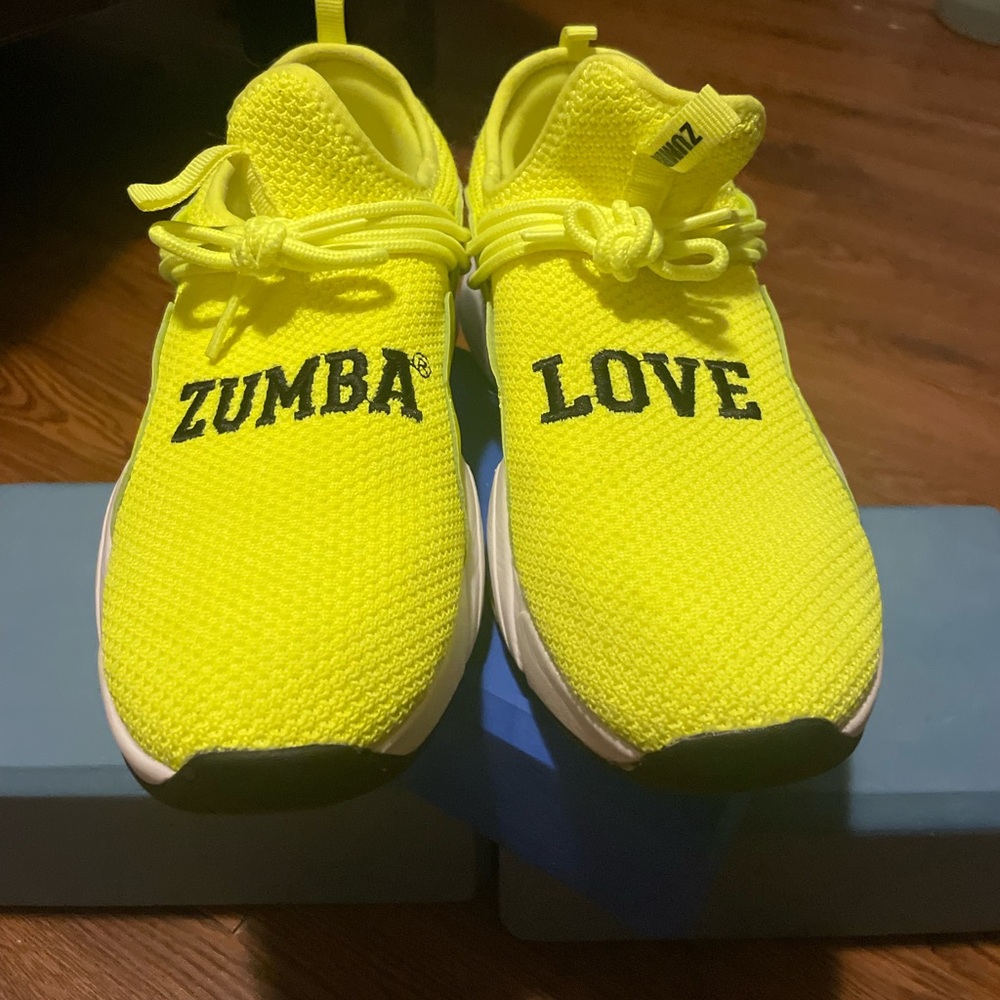 WOMENS ZUMBA AIR STOMP SLIP ONS SIZE 8.5